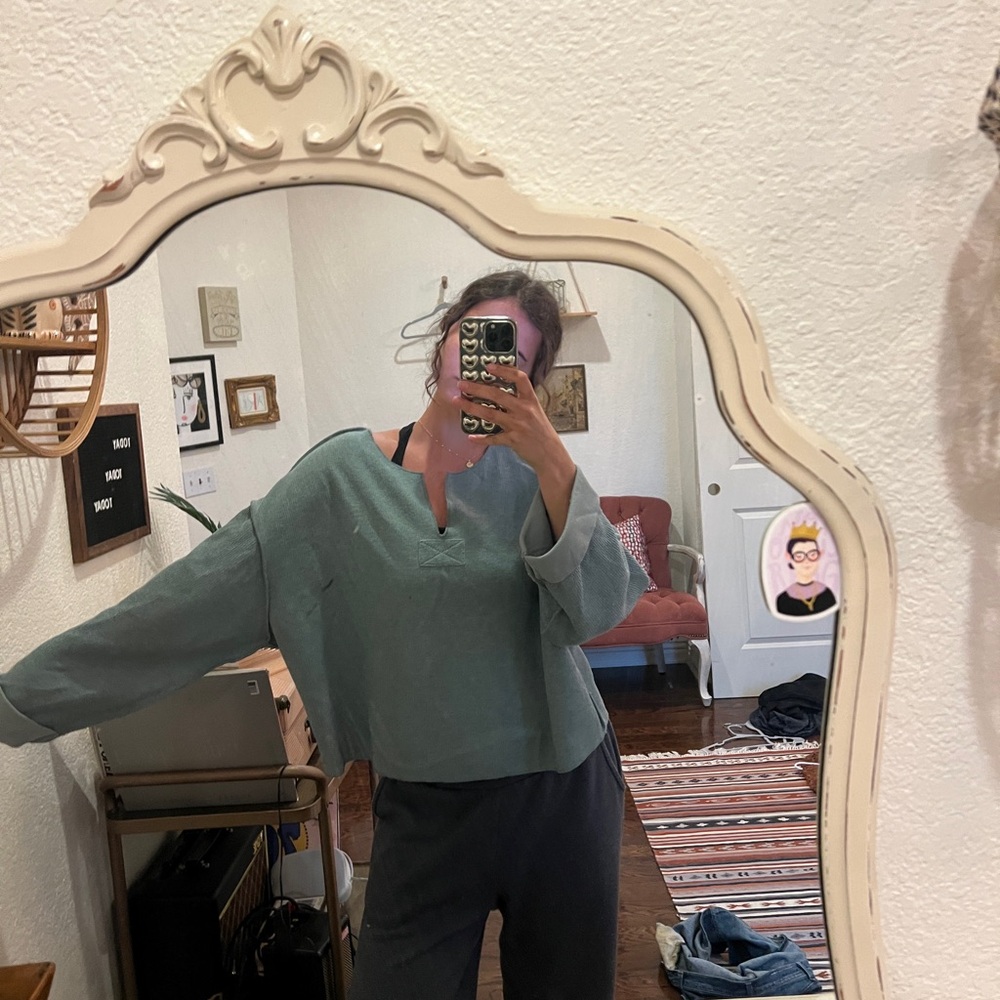 URBAN OUTFITTERS Stylish Green Long-Sleeve Top
